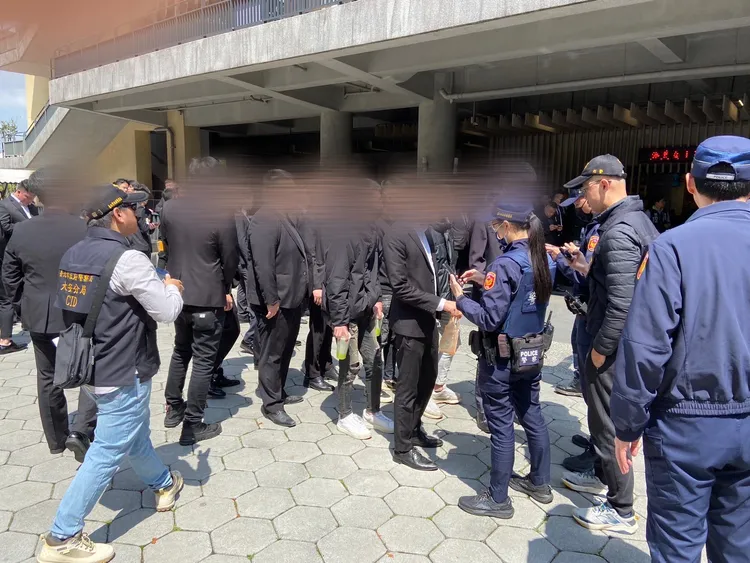 警方於現場進行盤查。翻攝畫面