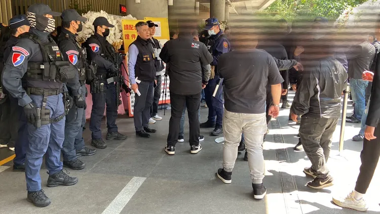 現場除了藝人，還有幫派成員到場。翻攝畫面