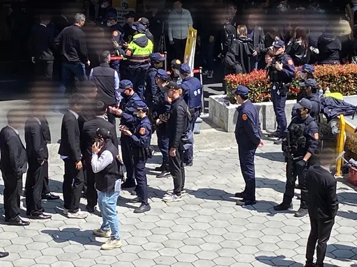 《角頭》監製人父親公祭　黑幫成員到場...警盤查300人揪2通緝犯