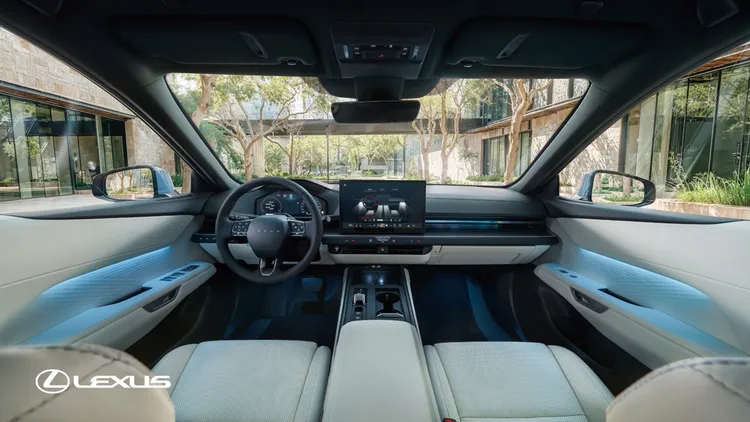 車室鋪陳延續品牌近年的TAZUNA駕駛導向概念，導入14吋中控螢幕與12.3吋全數位儀表，操作邏輯更集中。業者提供