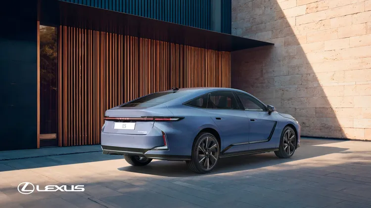 新世代ES導入來自Lexus LF-ZC概念車的設計語彙，整體線條較過往更簡潔俐落。業者提供