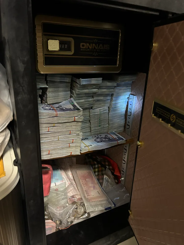 保險櫃裡面藏現金1300多萬元。翻攝畫面