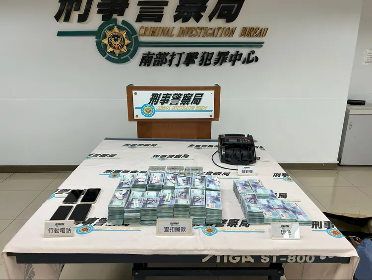 專案小組搜索後查扣現金1354萬7100元、點鈔機及手機等證物。翻攝畫面