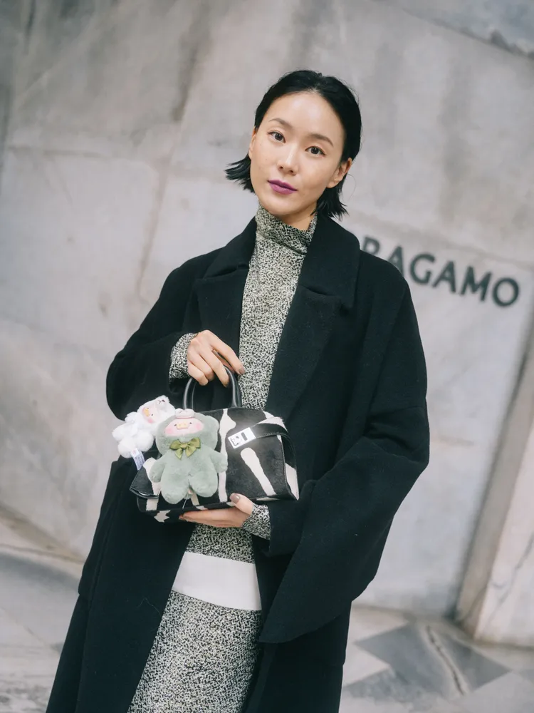 鍾瑶把豬豬罐頭背上身。星星相藝提供