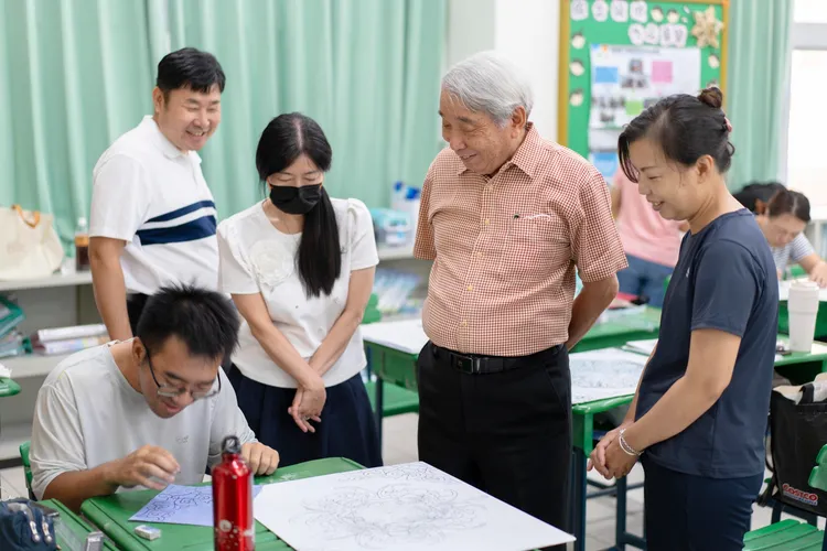 馮進興開班傳授傳統彩繪課程。高雄市立歷史博物館提供