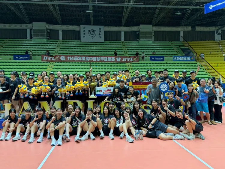 東山女排頒獎大合影。市府提供