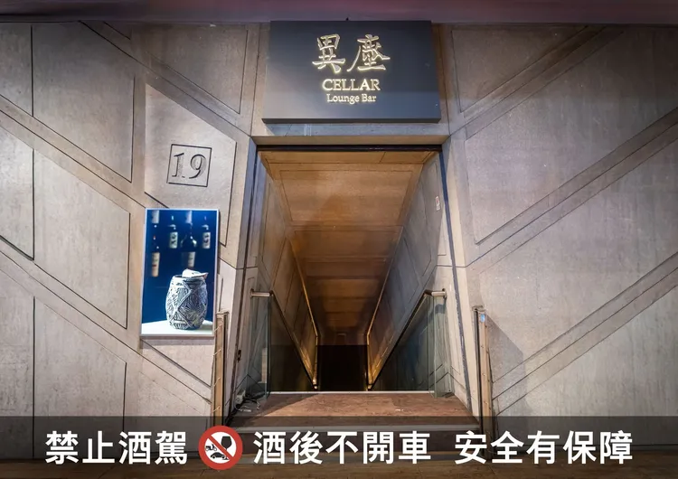 正對小巨蛋的異塵大門。業者提供