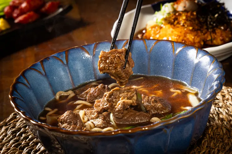 老饕必點招牌「異塵牛肉麵」，加入自製辣椒醬滋味一絕。業者提供