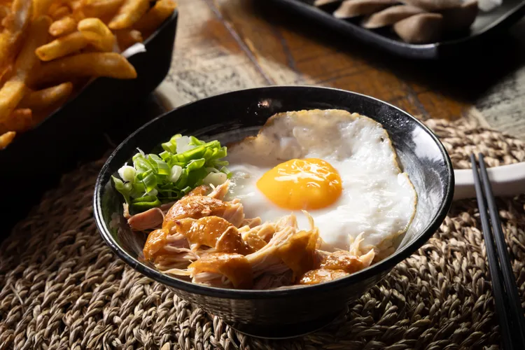 煙燻風味濃厚的「異塵雞絲飯」能嚐到雞肉Q彈感，讓人回味無窮。業者提供