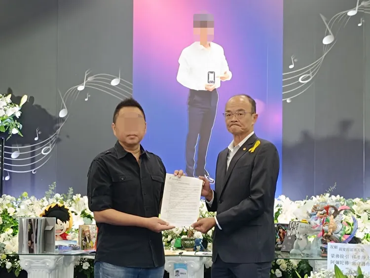 星宇航空協理王志愷（右）頒發錄取通知書給家屬。朝陽科大提供