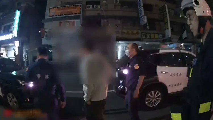 警方送賈男離去。翻攝畫面