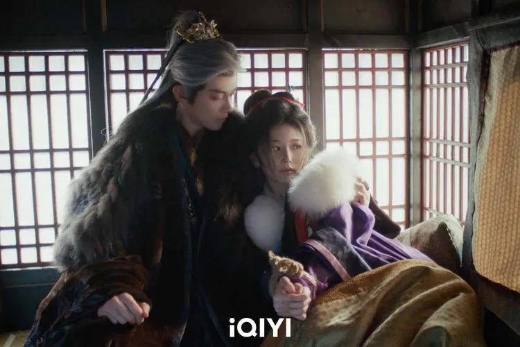 孔雪兒（右）與鄧凱上演強制愛。iQIYI愛奇藝國際版提供