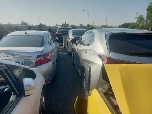 國道1號10車連環撞！2人手腳擦挫傷　疑因未保持安全距離