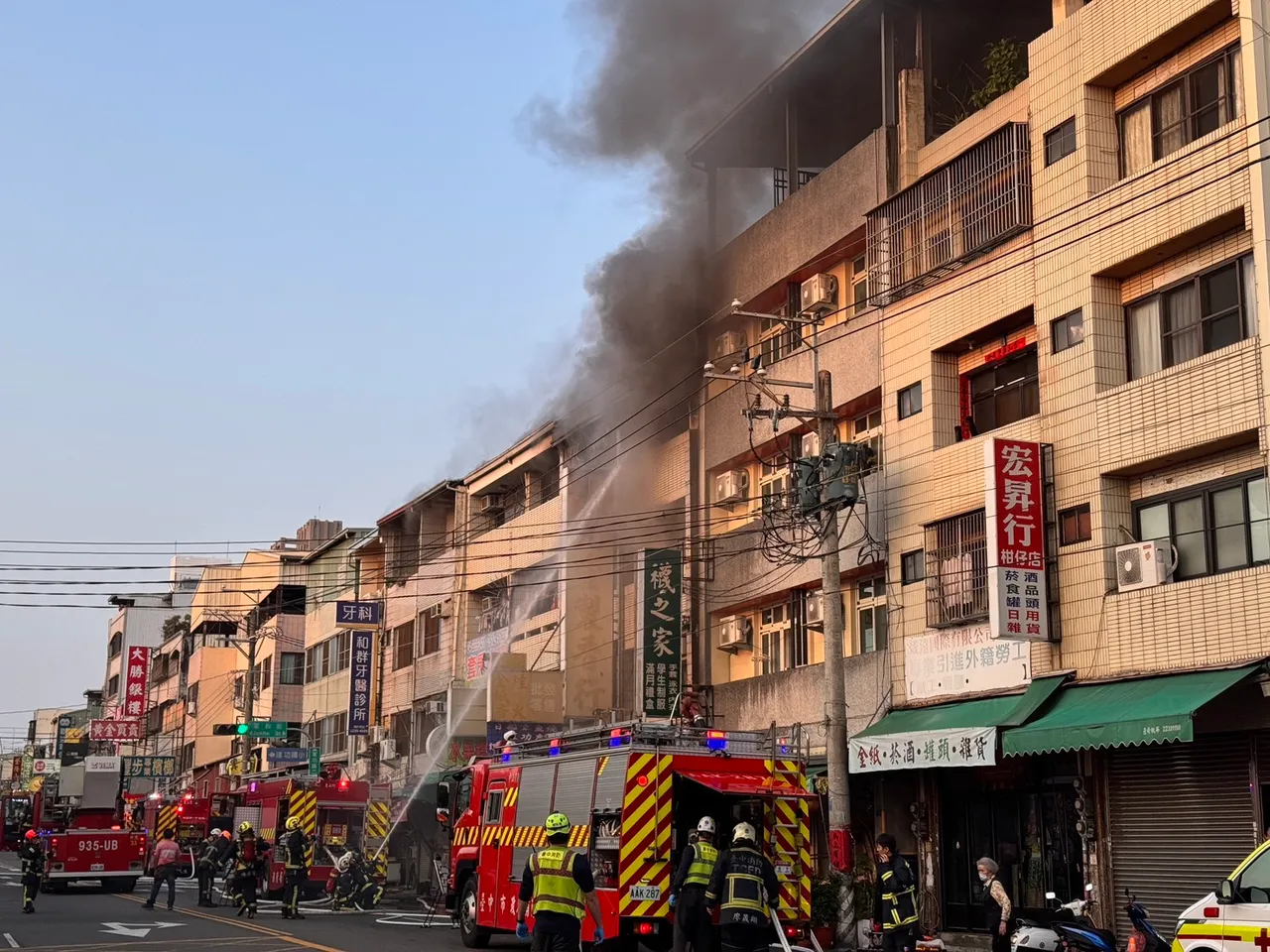 現場共延燒3戶，所幸無人傷亡。民眾提供