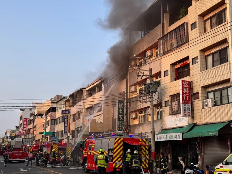 現場共延燒3戶，所幸無人傷亡。民眾提供