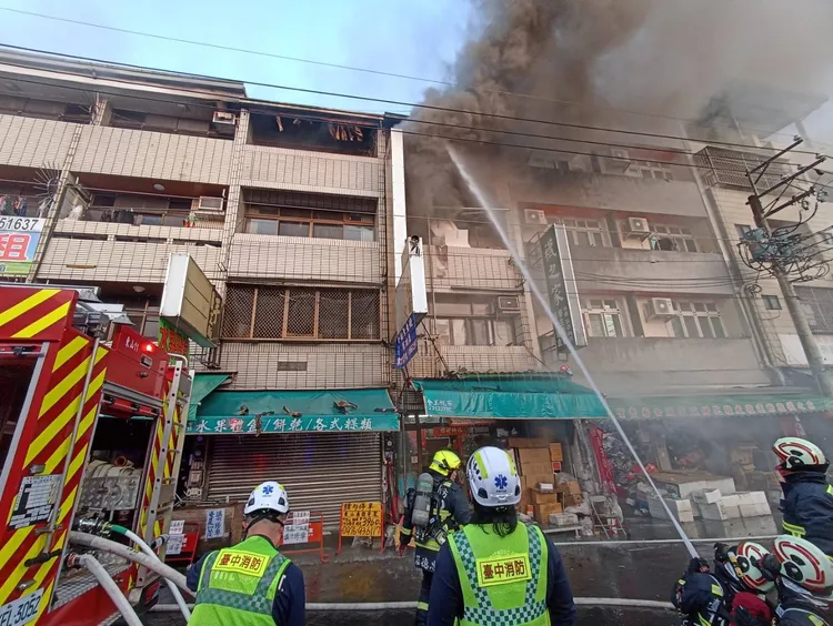 台中市北屯區軍功路二段發生火警，消防人員射水灌救。民眾提供