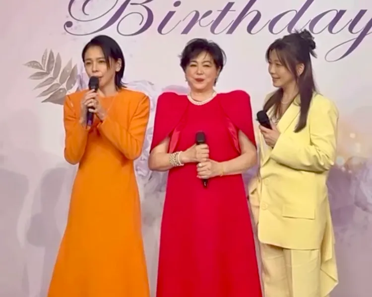 徐若瑄（左）為媽媽慶祝70歲大壽，右為大姊。翻攝IG