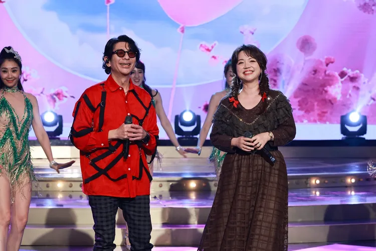 荒山亮（左）與秀蘭瑪雅合唱。民視提供