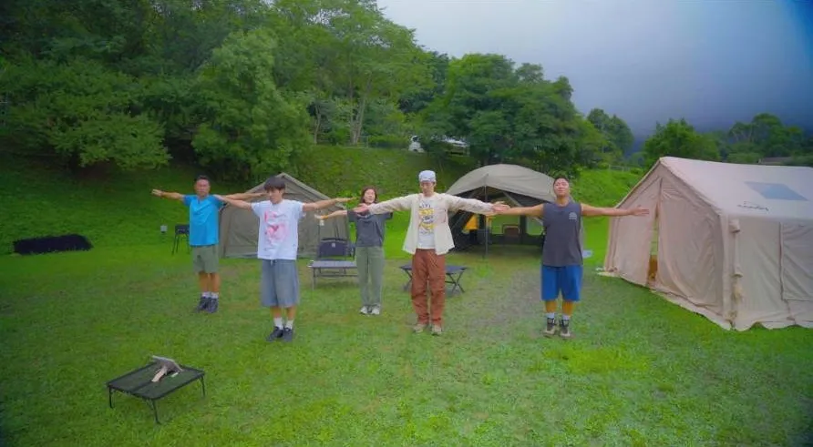 南優賢（中）帶領大家跳健康操。客家電視台提供