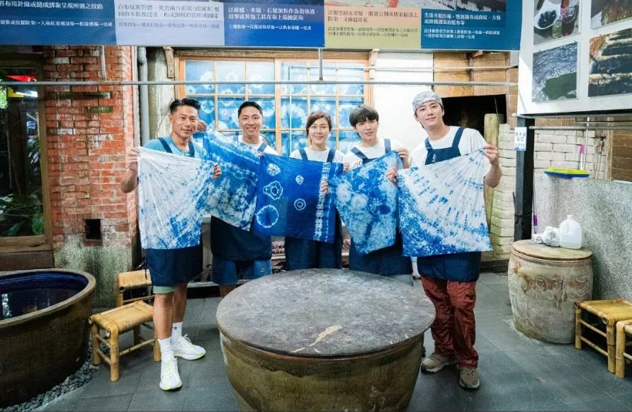 成員們體驗客家藍染。客家電視台提供