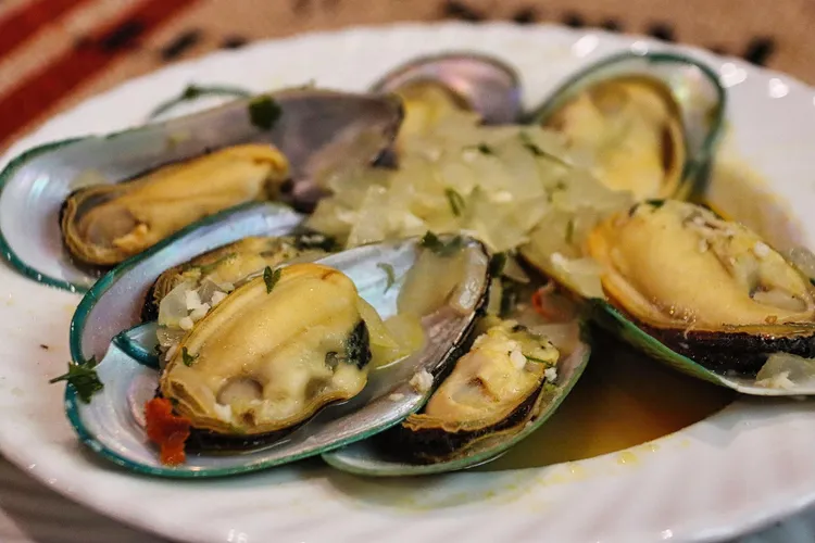 淡菜（貽貝）是一種「高蛋白、低脂肪、高Omega-3」的優質海鮮。每100克新鮮淡菜約含17.8克蛋白質，富含EPA和DHA，營養價值媲美深海魚，能幫助護心血管、抗發炎、預防缺鐵性貧血，且富含維生素B12與多種微量元素。翻攝自pixabay