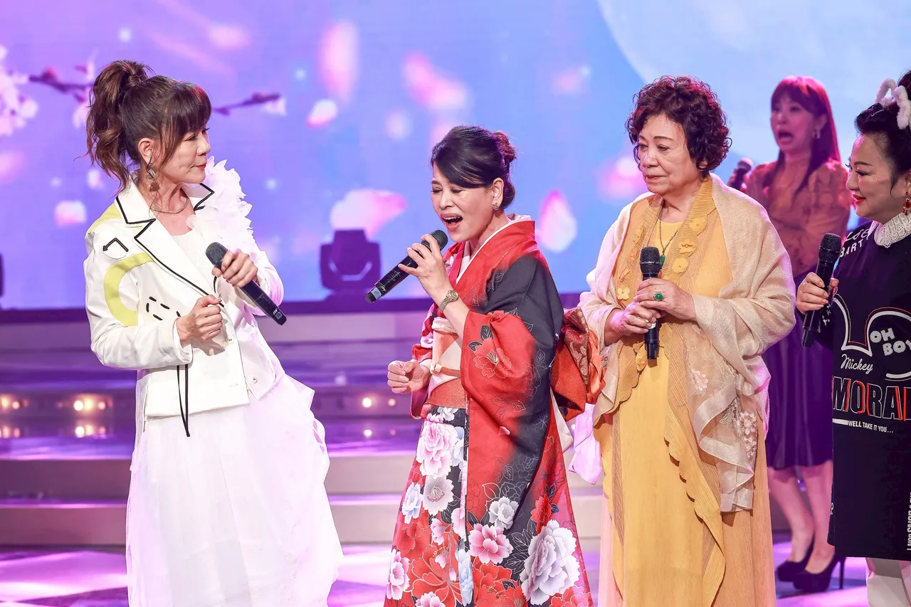 龍千玉（左起）、妹妹江志美、江媽媽合唱。民視提供