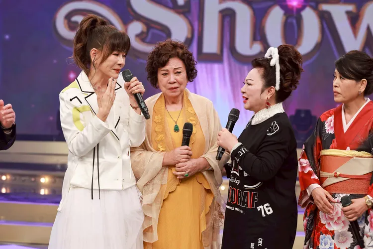 龍千玉媽媽（中）為了女兒，特別上白冰冰（右）節目。民視提供