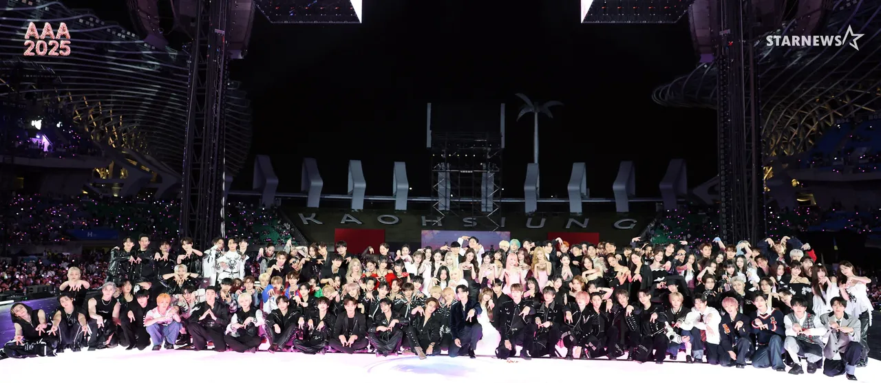 AAA去年慶祝10週年在高雄世運舉行，邀請41組嘉賓輪番上陣。翻攝AAA X