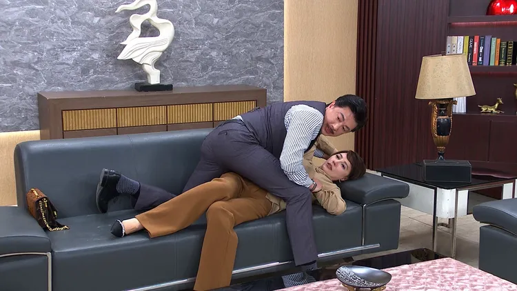 潘奕如撞見「曖昧畫面」，誤以為吳皓昇（上）跟李沛綾（下）上演親密戲碼，氣憤不已。民視提供