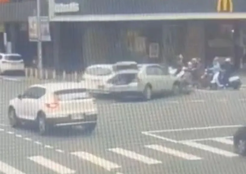 車手開車與綠燈直行小客車擦撞。翻攝畫面