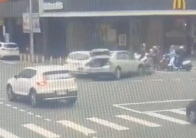 車手開車與綠燈直行小客車擦撞。翻攝畫面