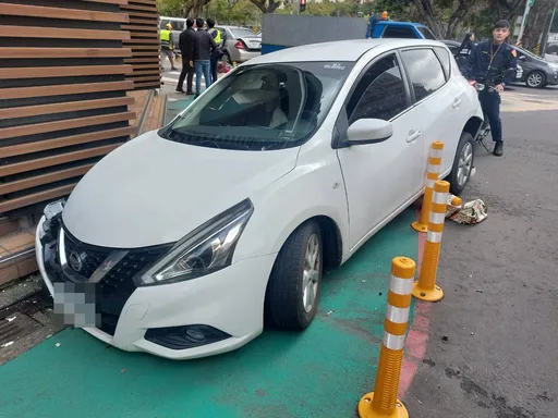 遭詐婦人誤上賊車！報警攔截圍捕　車手開車闖紅燈撞車栽了