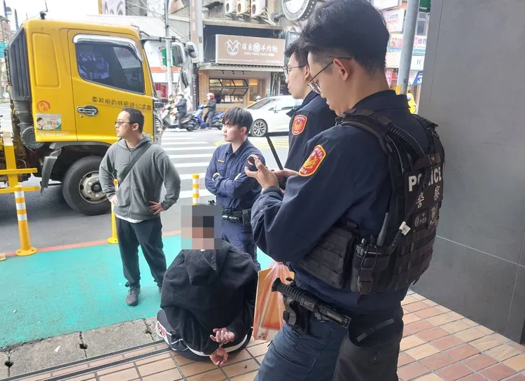 警方逮捕車手。桃園警分局提供