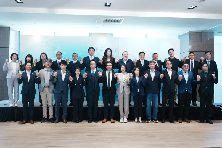 國民黨與民眾黨於14日上午，在新北市新莊凱悅嘉軒酒店舉行「逐夢台灣、許你未來」共同願景記者會。彭欣偉攝