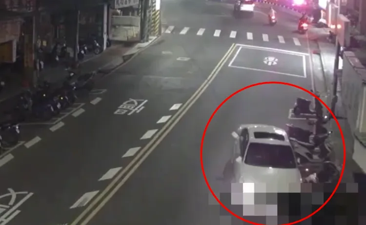 林嫌右轉失控撞到路邊多輛機車後棄車徒步逃逸，躲入路邊貨車車斗被圍捕到案。翻攝畫面