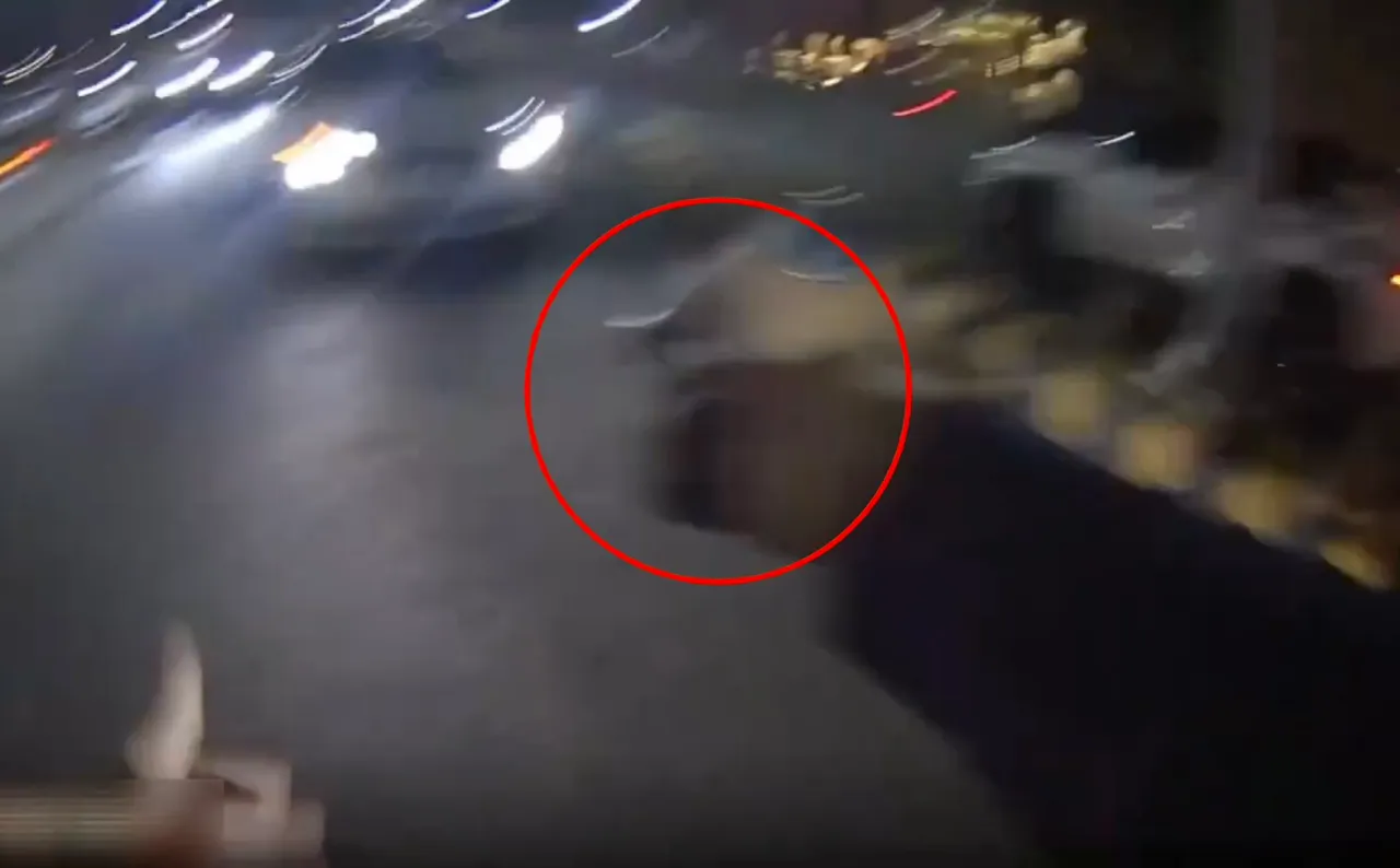 勇警連開多槍，仍被林嫌衝撞突圍。翻攝畫面