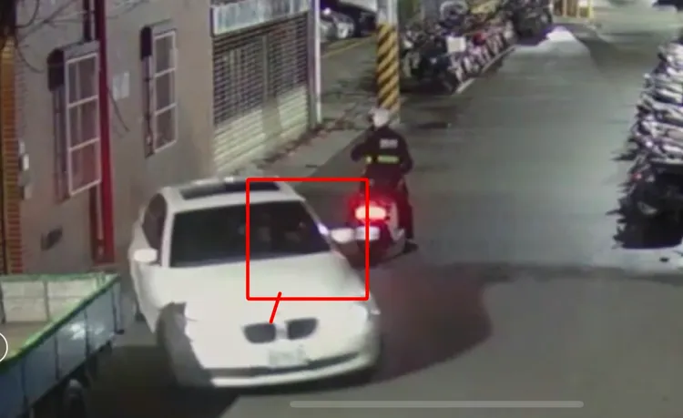 林嫌駕駛白色BMW違停拒檢，鑽出縫隙逃逸。翻攝畫面