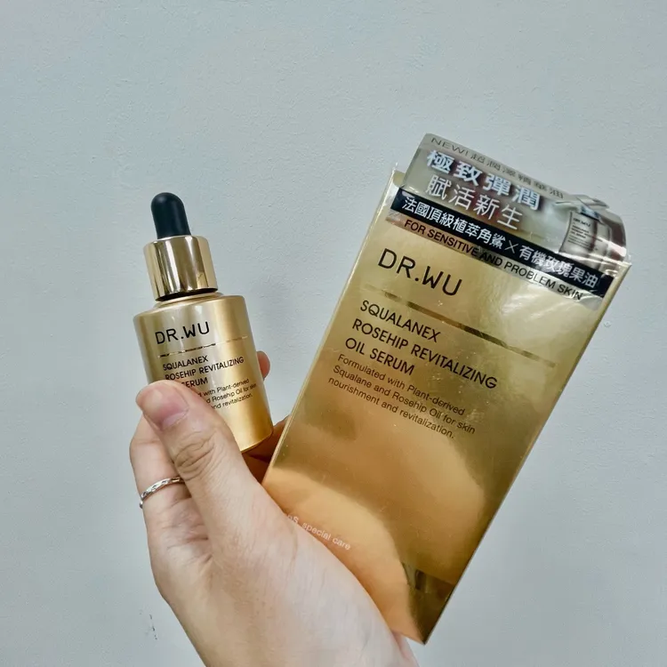 DR.WU角鯊玫瑰油2入：NO.1最輕盈精華，DR.WU明星品，超潤澤，速修護，獨家超輕盈質地極速吸收，蘊含天然植物油珍稀藻精粹，減少細紋產生改善乾老化，原價7,020元，霸氣下殺37折，只要2,595元，再送30ml正貨量。翻攝《momo網購好物交流》社團