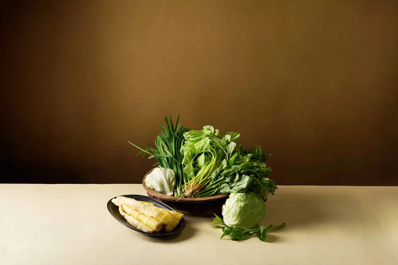 賴山嶼延續季節蔬菜「植」日生企劃，本季精選莧菜、韭菜、桂竹筍、美生菜與皇宮菜五款當令食材，讓草本湯底與山野蔬香彼此交織。業者提供