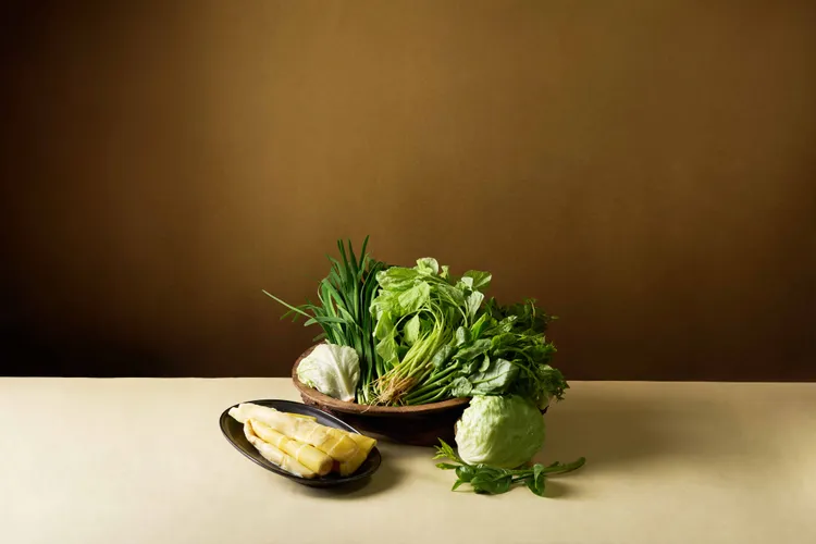 賴山嶼延續季節蔬菜「植」日生企劃，本季精選莧菜、韭菜、桂竹筍、美生菜與皇宮菜五款當令食材，讓草本湯底與山野蔬香彼此交織。業者提供