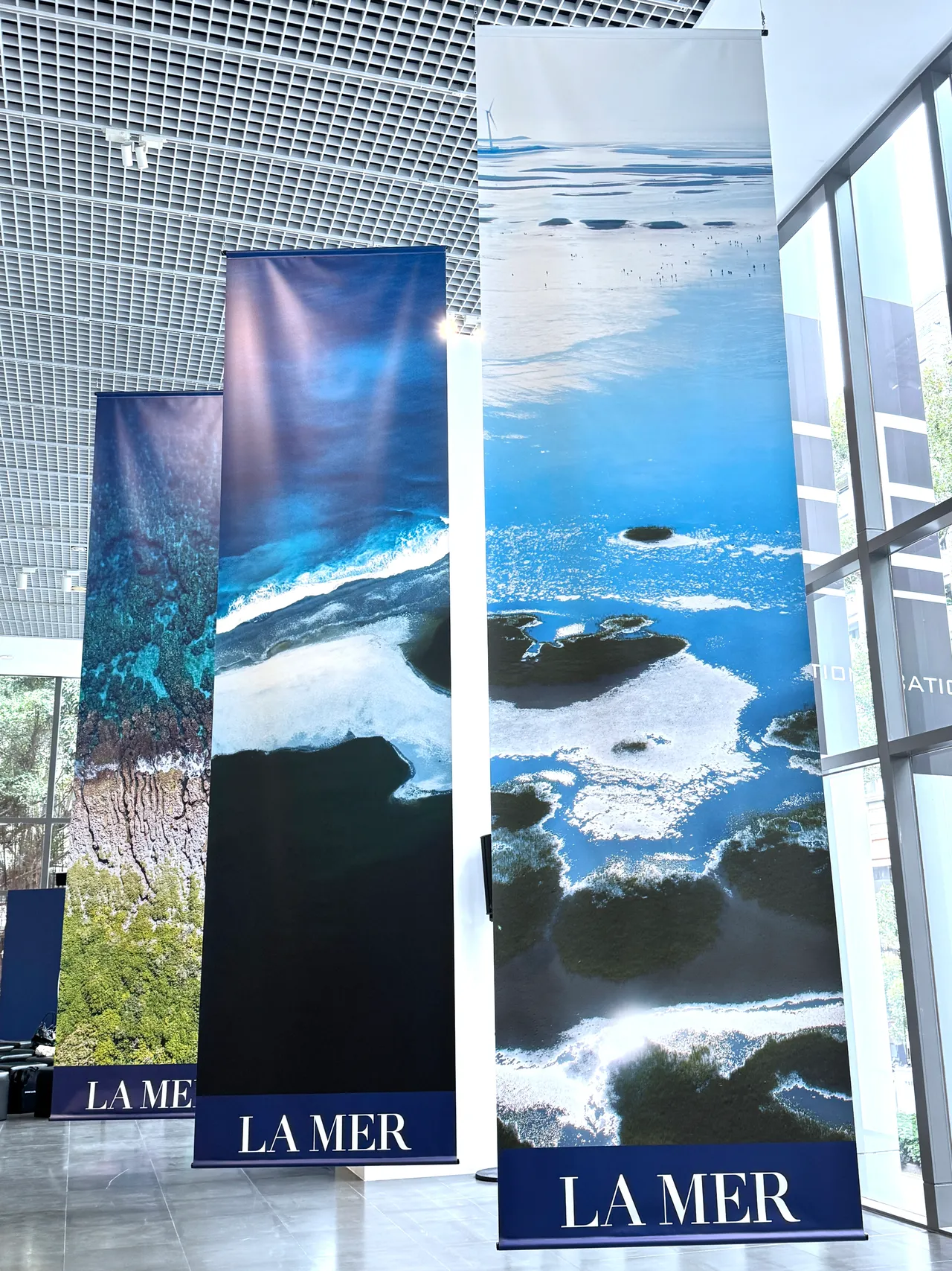 現場特別攜手「看見．齊柏林基金會」，展示多幅台灣海岸空拍作品與影片。品牌提供