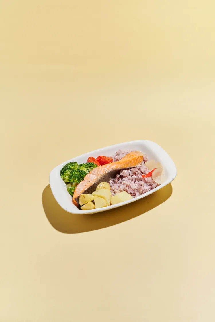 鹽烤檸香鮭魚排。業者提供