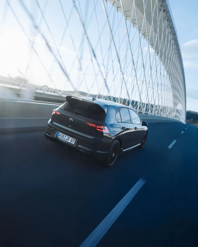 2.0L TSI渦輪引擎輸出333 ps最大馬力，搭配4MOTION四輪驅動與扭力分配系統，提供0-100 km/h僅4.6秒的加速表現。業者提供