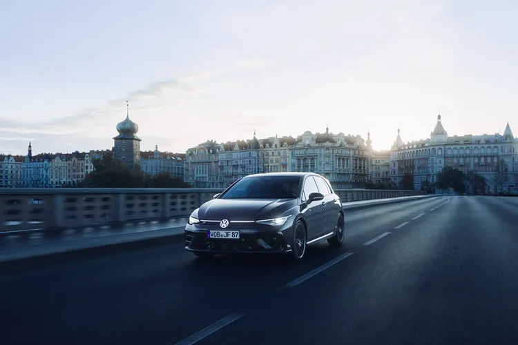 R Performance性能套件包含大型尾翼與Drift Mode飄移模式，強化彎道穩定性與操控樂趣，完整展現性能掀背的駕馭本質。業者提供