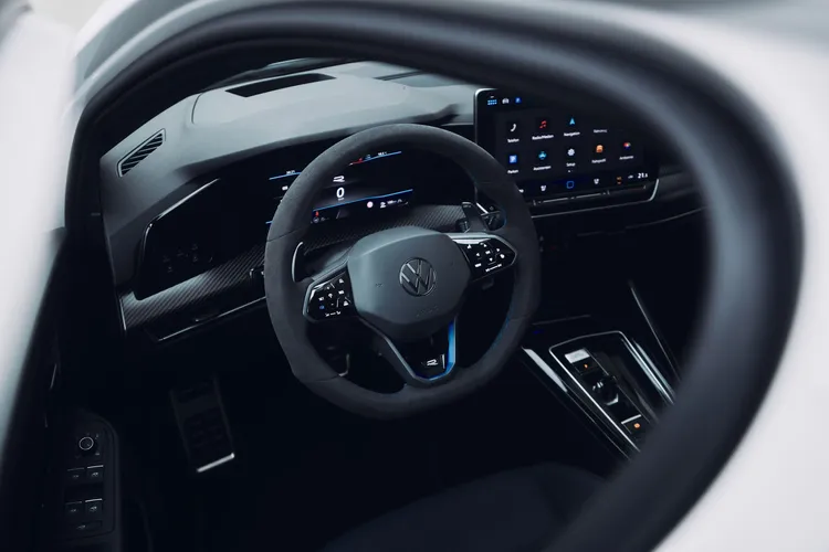 座艙導入R專屬Digital Cockpit Pro數位儀表與類麂皮多功能方向盤，搭配Nappa真皮跑車座椅，強化駕駛導向的性能氛圍。業者提供