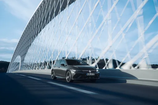 Volkswagen Golf R夜幕疾行版197.8萬元起限量登場　黑化風格強化性能掀背個性定位