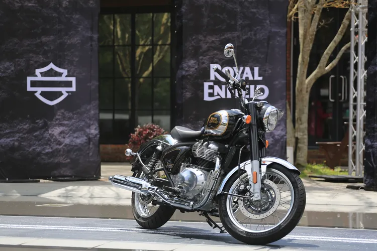 Royal Enfield Super Meteor 650現場同步推出「星際灰」新色。林浩昇攝
