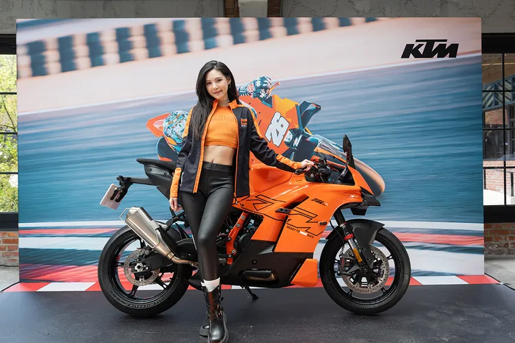 KTM現場展出承襲MotoGP科技的性能旗艦990 RC R。周奕豪攝