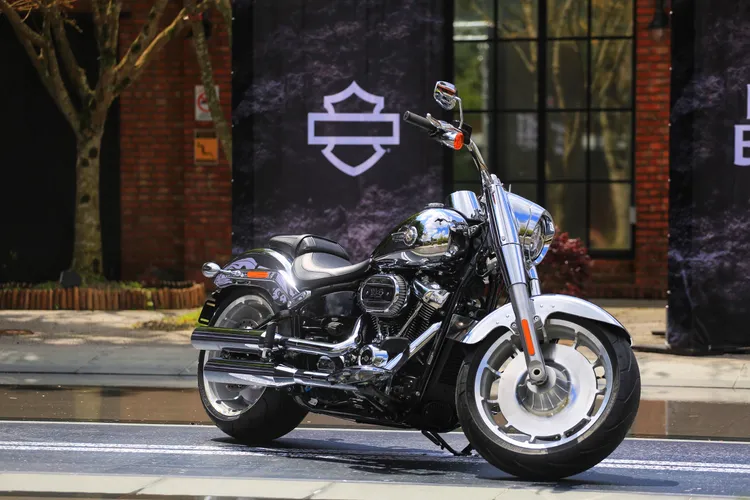 Harley-Davidson Fat Boy Titanium Phantom《鈦金幻影》特仕版，透過低調鈦金奢華，重新定義美式重機的霸氣與神祕。林浩昇攝