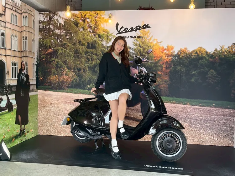 Vespa限量車型946 Horse以生肖「馬」為設計靈感，採用月桂棕車色並搭配金色馬蹄鐵元素，強調收藏價值。周奕豪攝
